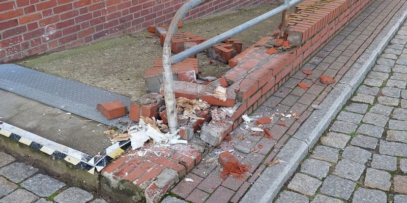 POL-HL: Lübeck - St. Gertrud / Zeugenaufruf: Mauer von Dienstgebäude bei Verkehrsunfall beschädigt - Foto: presseportal.de
