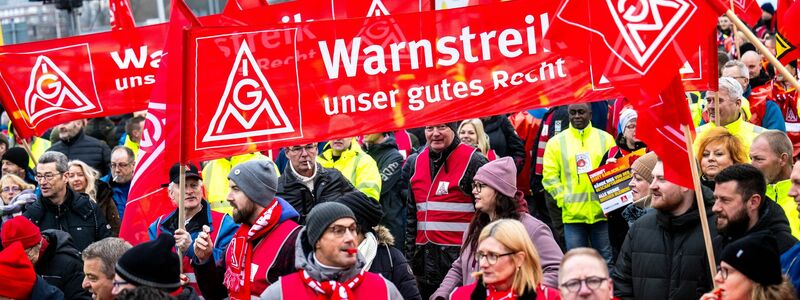 Bereits am vergangenen Montag waren bei VW fast 100.000 Mitarbeiter an neun Standorten in den Warnstreik getreten  - Foto: Sina Schuldt/dpa