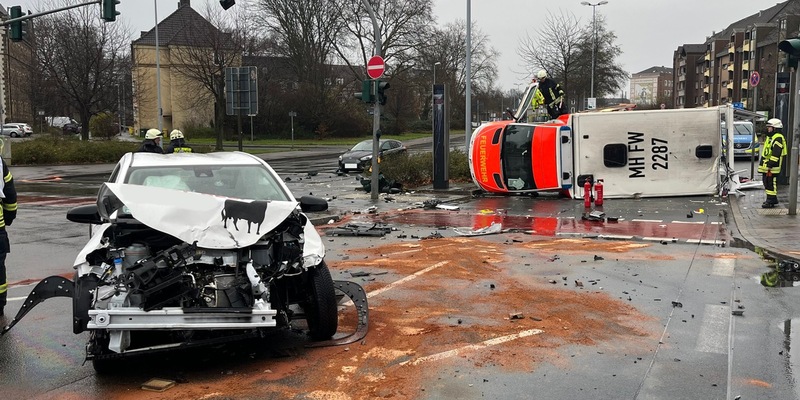 FW-MH: Verkehrsunfall mit einem Rettungswagen der Feuerwehr - Foto: presseportal.de