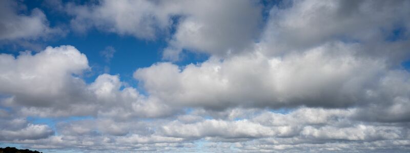 Wolken haben einen Einfluss darauf, wie warm das Klima auf der Erde ist. (Archivbild) - Foto: Stefan Sauer/dpa