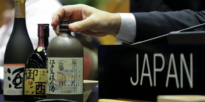 Japanischer Sake auf dem Tisch der japanischen Delegation während der Unesco-Welterbekonferenz in Asunción. - Foto: Marta Escurra/AP
