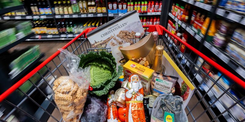Einige Lebensmittel kosten aktuell mehr als vor einem Jahr, andere weniger, wie Daten des Statistischen Bundesamtes zeigen. - Foto: Rolf Vennenbernd/dpa