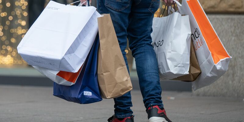 Großeinkauf vor Weihnachten: Nur eine Minderheit ist bereit, für nachhaltige Geschenke deutlich mehr zu bezahlen. - Foto: Evelyn Denich/dpa