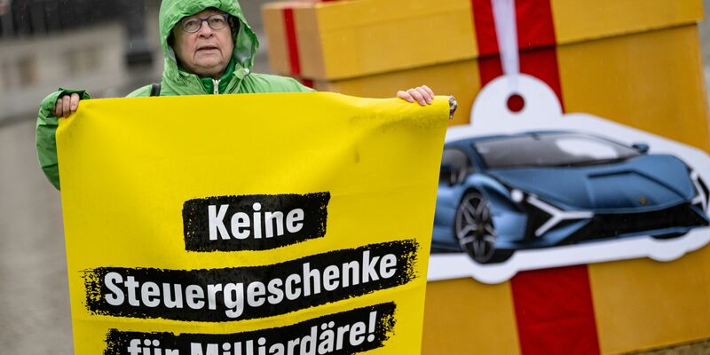 Greenpeace will Superreiche mit Privatjets, Superyachten und Luxuswagen stärker besteuern. - Foto: Fabian Sommer/dpa