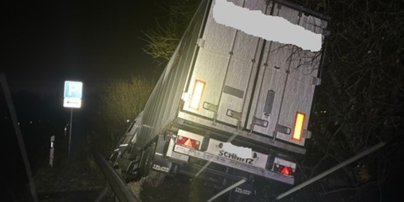 POL-CUX: Sattelzugfahrer befährt aus Unachtsamkeit einen nicht freigegebenen Bereich der L135 im Bereich BAB27 Anschlussstelle Bremerhaven-Süd und muss aufwändig geborgen werden (Foto im Anhang) - Foto: presseportal.de