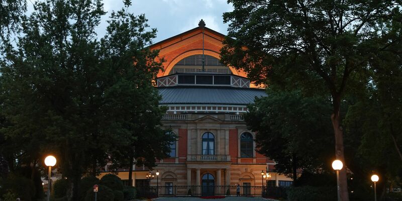 Den öffentlichen Haushalten geht es schlecht - die Bayreuther Festspiele müssen deshalb sparen. (Archivbild) - Foto: Daniel Löb/dpa
