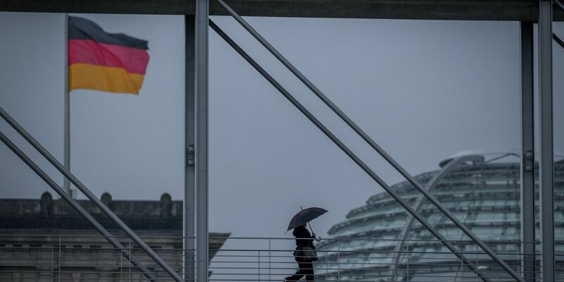 Wind und Regen bleiben auch am Wochenende ein Thema - Foto: Kay Nietfeld/dpa