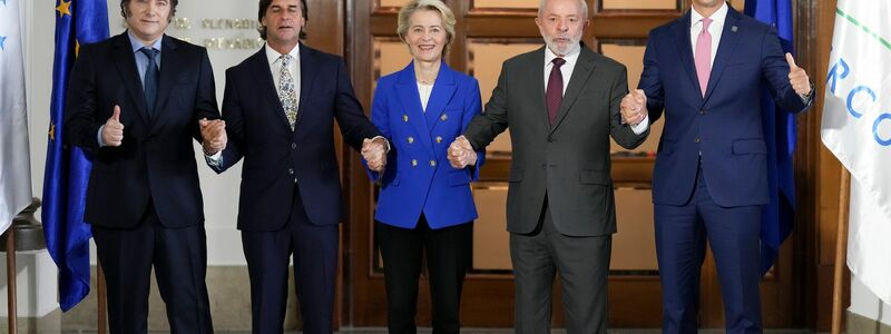 Geschafft: EU-Kommissionschefin Ursula von der Leyen und die Präsidenten der Mercosur-Staaten Argentinien, Uruguay, Brasilien und Paraguay erklären die Verhandlungen über den Freihandelsdeal für abgeschlossen. - Foto: Matilde Campodonico/AP