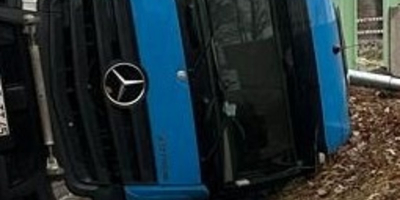 FW Voerde: Feuerwehr-Einsatz: LKW bei Arbeiten umgestürzt - Foto: presseportal.de