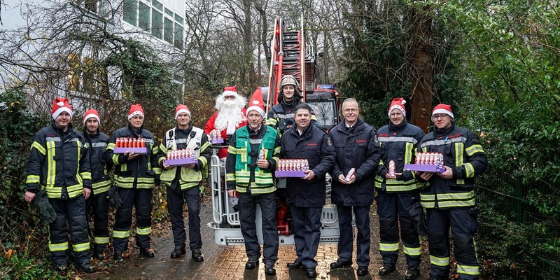 FW Hagen: Aktion zum Nikolaus an der Kinderklinik des Agaplesion AKH in Hagen - Bundesweite Aktion von 60 Feuerwehren - - Foto: presseportal.de