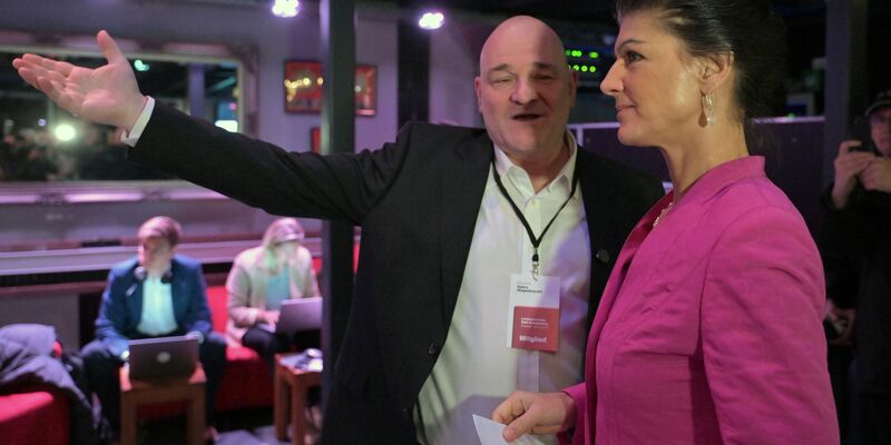 BSW-Parteigründerin Sahra Wagenknecht und Brandenburgs BSW-Landeschef Robert Crumbach werben für den Koalitionsvertrag.  - Foto: Michael Bahlo/dpa