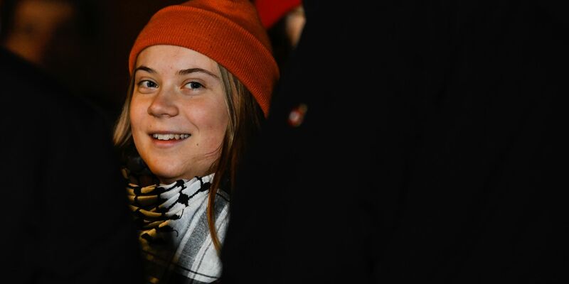 Aktivistin Greta Thunberg bei einer propalästinensischen Demonstration auf dem Marktplatz von Mannheim. - Foto: Uwe Anspach/dpa