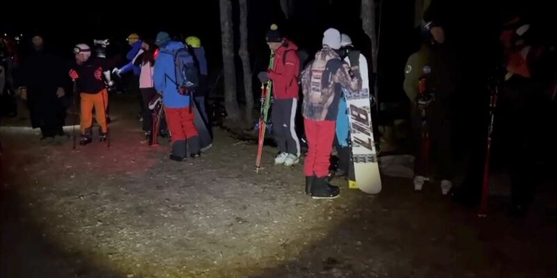 Ohne Hilfe von Einsatzkräften konnten sie nicht zu den Talstationen gelangen. - Foto: -/Italienische Bergrettung/dpa