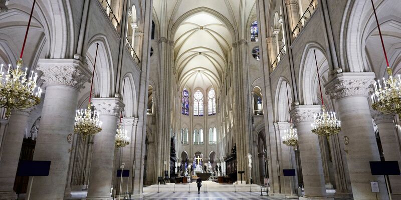 Das Wetter spielt bei der Eröffnung der Kathedrale Notre-Dame nicht mit. - Foto: Stephane de Sakutin/POOL/AP/dpa