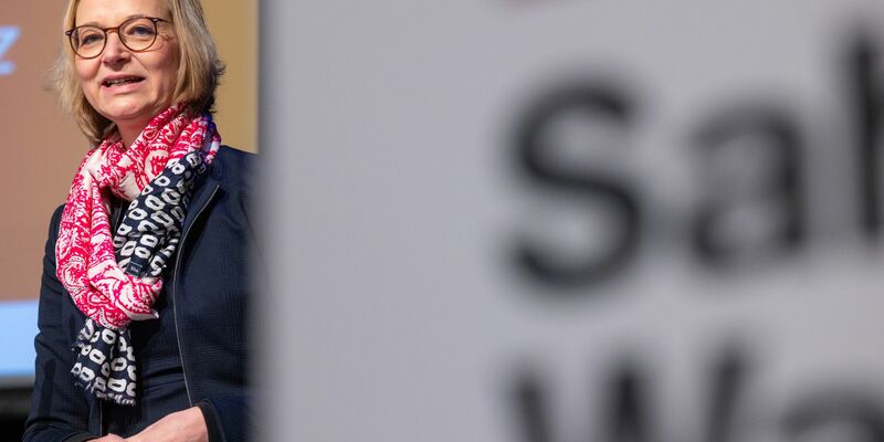 Thüringens BSW-Chefin Katja Wolf und Parteigründerin Sahra Wagenknecht zeigten sich nach einem Streit im Zuge der Koalitionsverhandlungen nun bei einem Landesparteitag versöhnlich.  - Foto: Michael Reichel/dpa