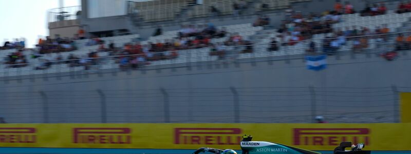 Max Verstappen auf der Strecke in Abu Dhabi. - Foto: Altaf Qadri/AP/dpa