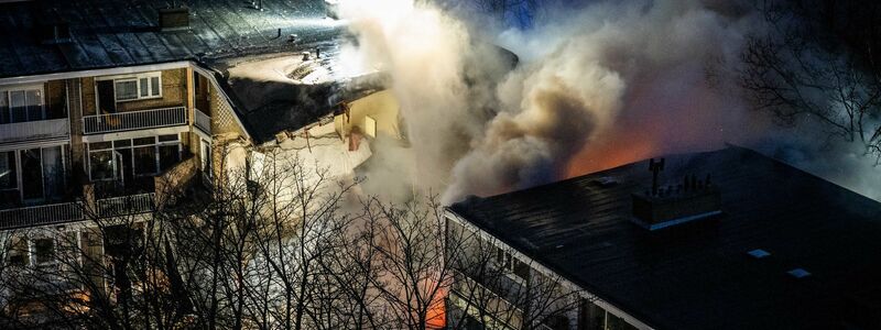 Nach einer Explosion und einem Brand in einem Wohngebäude in Den Haag wurden zunächst vier Verletzte geborgen. - Foto: Josh Walet/ANP/dpa