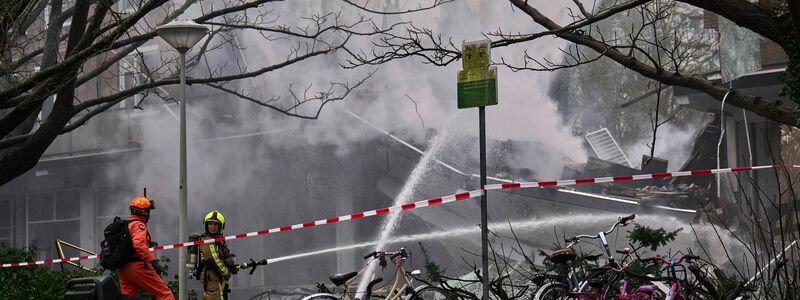 Zahlreiche Feuerwehr- und Rettungskräfte waren am Ort der Explosion im Einsatz. - Foto: Phil Nijhuis/AP/dpa