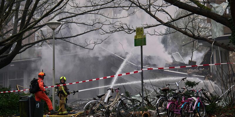 Die Suche nach weiteren Opfern wird unter Hochdruck fortgesetzt. - Foto: Phil Nijhuis/AP/dpa