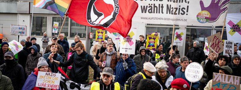 Vor der AfD-Bundesgeschäftsstelle im Norden Berlins demonstrieren etwa 200 Menschen lautstark gegen die  - Foto: Fabian Sommer/dpa