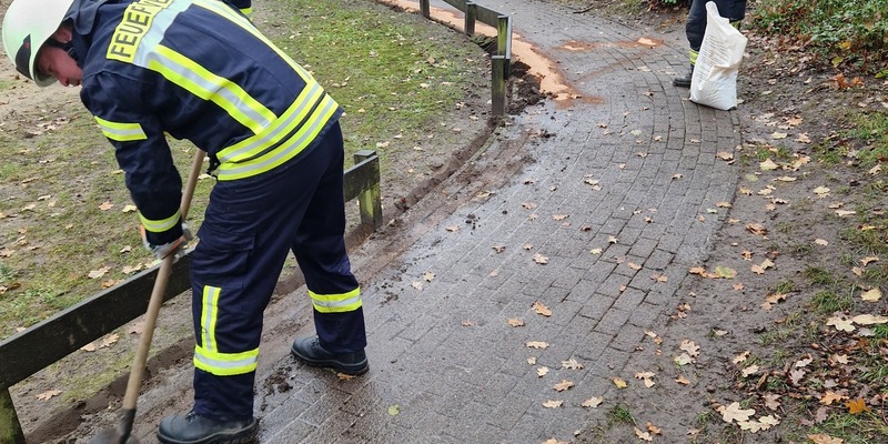 FFW Fredenbeck: Korrektur: Ausgelaufenes Öl verunreinigt Spielplatz und Gehweg - Foto: presseportal.de