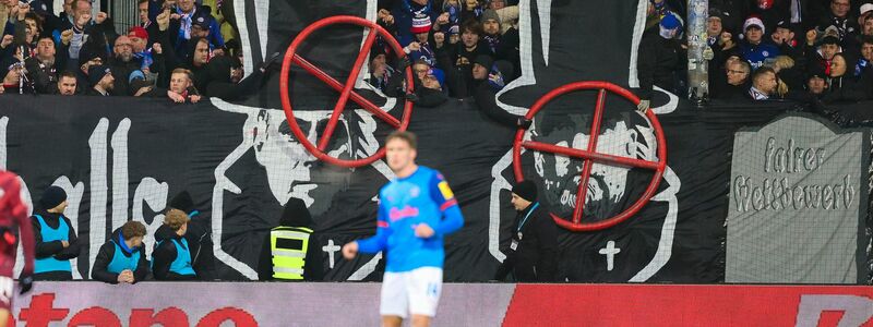 Die Kieler Fans sorgten mit einem Fadenkreuz-Banner für Wirbel. - Foto: Frank Molter/dpa