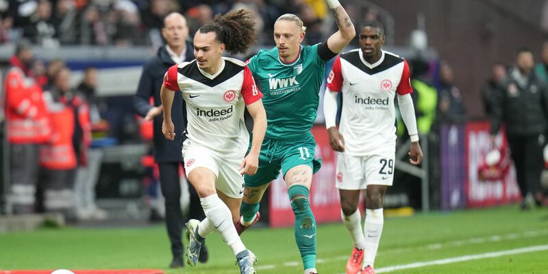 Schmerzen, aber auch ein Tor: Augsburgs Samuel Essende - Foto: Thomas Frey/dpa