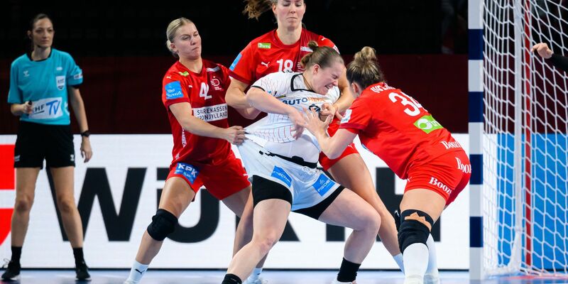 Die deutschen Handballerinnen haben das EM-Hauptrundenspiel gegen Dänemark verloren. - Foto: Marco Wolf/dpa