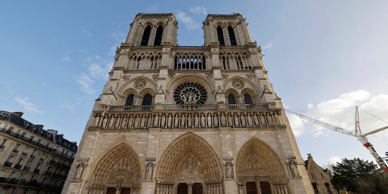Die Pariser Notre-Dame ist nach über fünfjährigen Restaurierungsarbeiten wiedereröffnet worden. - Foto: Ludovic Marin/POOL AFP/AP/dpa