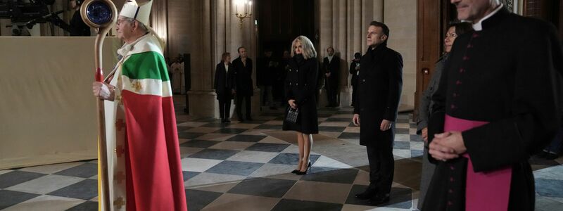 Der Pariser Erzbischof Laurent Ulrich öffnete die Türen der Kathedrale. - Foto: Thibault Camus/AP Pool/dpa