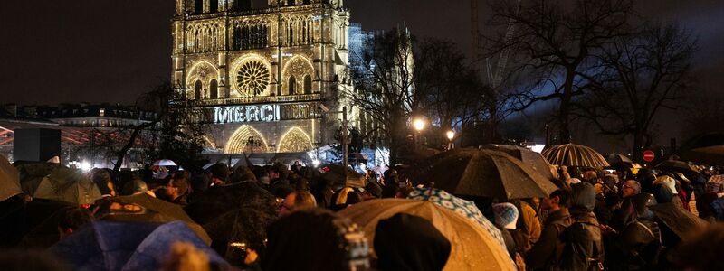 Zuschauer versammelten sich vor der Kathedrale. - Foto: Bernat Armangue/AP/dpa