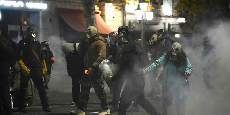 Seit Tagen kommt es bei den proeuropäischen Protesten in Georgien auch zu Gewalt. - Foto: Pavel Bednyakov/AP/dpa