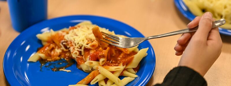 Die SPD will ein kostenfreies Mittagessen in den Schulen einführen. (Symbolbild) - Foto: Jens Kalaene/dpa