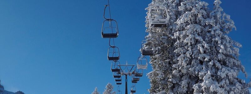 Ein leerer Sessellift im noch nicht geöffneten Skigebiet von Garmisch-Partenkirchen. Die Vorbereitungen für die Saisoneröffnung laufen, doch nach zwei guten Jahren könnte die Zahl der Wintergäste in den Alpen krisenbedingt sinken. - Foto: Carsten Hoefer/dpa