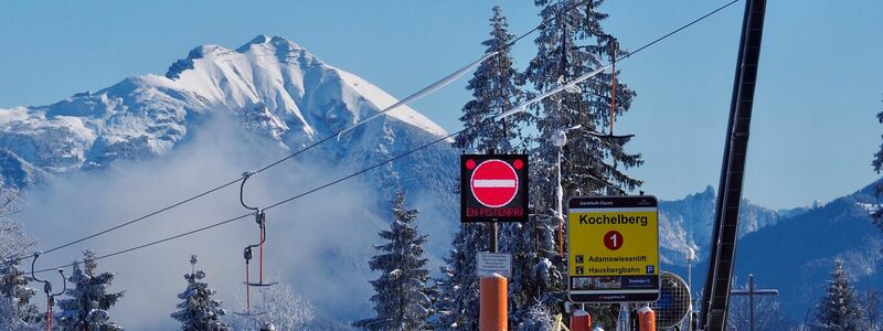 Ein einsamer Skitourengeher im noch nicht geöffneten Skigebiet von Garmisch-Partenkirchen. Nach zwei guten Wintern könnte die diesjährige Saison für die Urlaubsorte in den Alpen schlechter ausfallen. - Foto: Carsten Hoefer/dpa