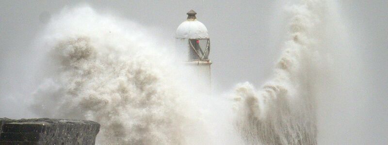 In der Strandpromenade in Porthcawl in Wales gab es bereits am Samstag große Wellen. - Foto: Ben Birchall/PA Wire/dpa