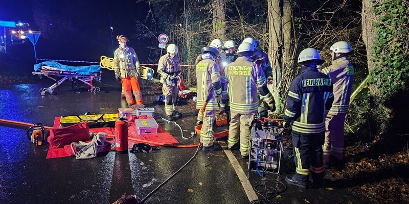 FW Burscheid: PKW im Böschung - Handy alarmiert die Feuerwehr - Foto: presseportal.de