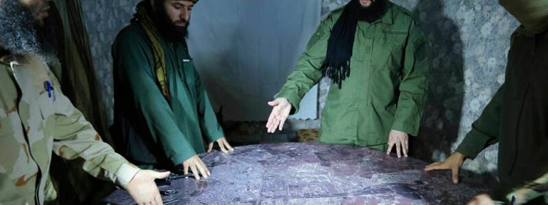 Vor einigen Jahren zeigte Al-Dschulani (2. v.r.) sich noch mit dem Turban der Islamisten - inzwischen trägt er diesen nicht mehr. (Archivbild) - Foto: UGC/Fatah al-Sham Front/dpa