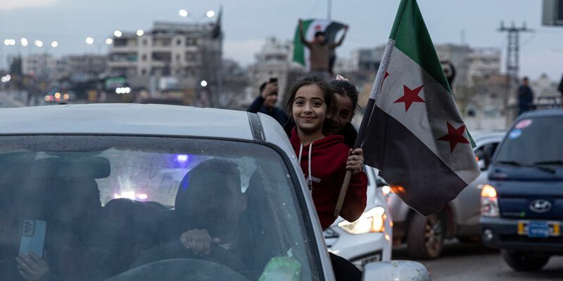 Menschen feiern den Sturz der syrischen Regierung. - Foto: Ugur Yildirim/DIA Photo/AP/dpa