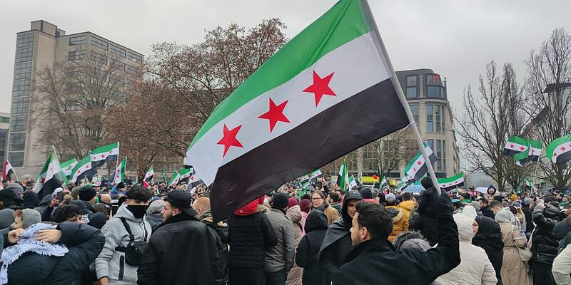 Syrer in Deutschland feiern den Sturz von Assad in Syrien am 08.12.2024 - Foto: über dts Nachrichtenagentur