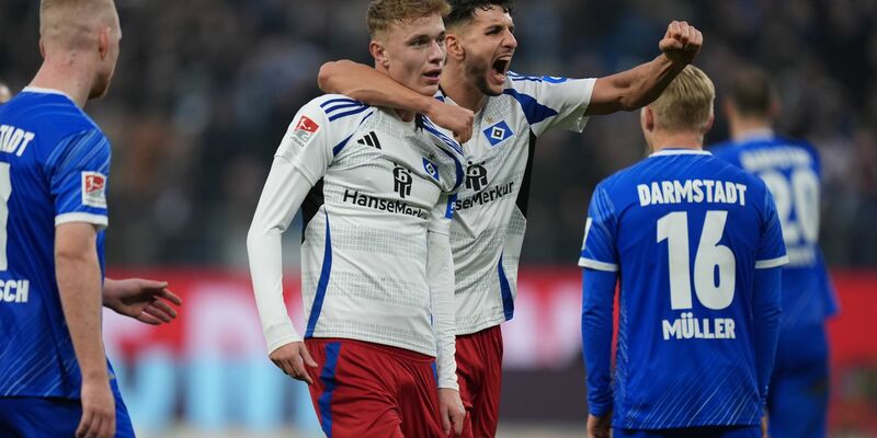 Hamburgs Torschütze Adam Karabec (l) jubelt nach seinem Treffer zum 2:1 mit Hamburgs Daniel Elfadli. - Foto: Marcus Brandt/dpa