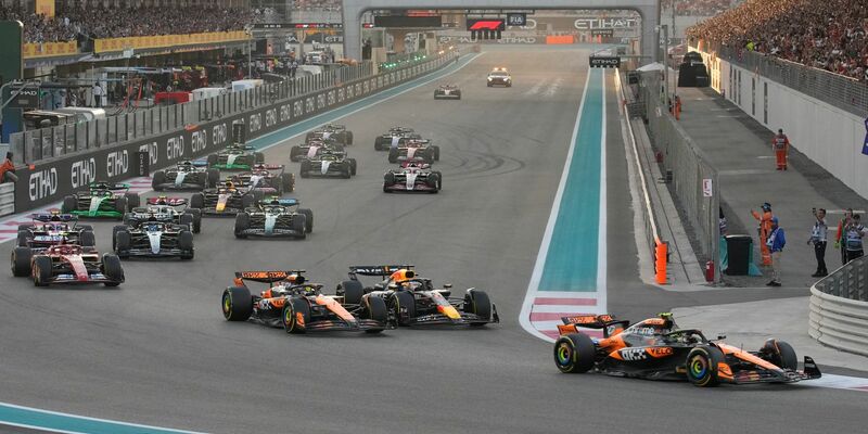 Lando Norris führt das Feld in Abu Dhabi an. - Foto: Darko Bandic/AP/dpa