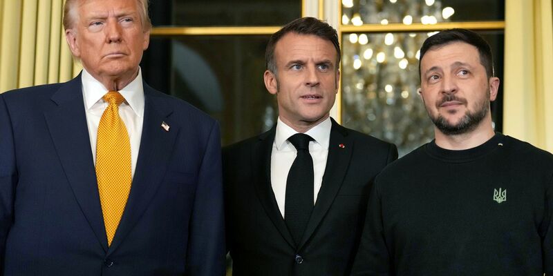 Trump hatte einen Besuch in Paris auch für ein Treffen mit dem französischen und dem ukrainischen Präsidenten genutzt.  - Foto: Aurelien Morissard/AP/dpa