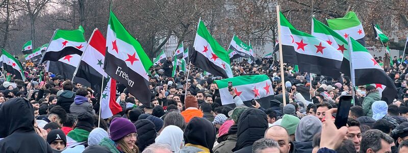 Tausende feiern in Berlin den Sturz Assads. - Foto: Julius Christian Schreiner/dpa