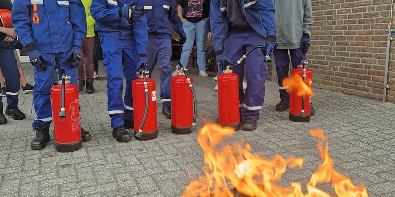FW-KLE: Feuerwehrhelden von Morgen: Spannende Ausbildung von Brandschutzhelfern in der Jugendfeuerwehr Bedburg-Hau - Foto: presseportal.de