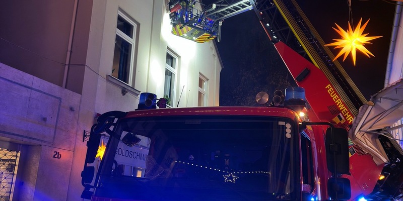 FW-DT: Dichter Rauch dringt aus Fenster - Zwei Personen gerettet - Foto: presseportal.de