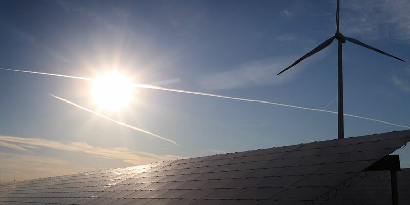 Wind und Sonne als wichtige Energiequellen: Rekord für Ökostromproduktion in Deutschland (Archivbild) - Foto: Karl-Josef Hildenbrand/dpa