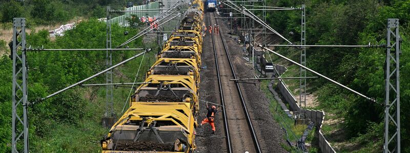 Bei der Sanierung der Riedbahn kamen schwere Spezialmaschinen zum Einsatz, wie die RPM-RS-900, genannt: «Katharina die Große». (Archivbild) - Foto: Arne Dedert/dpa