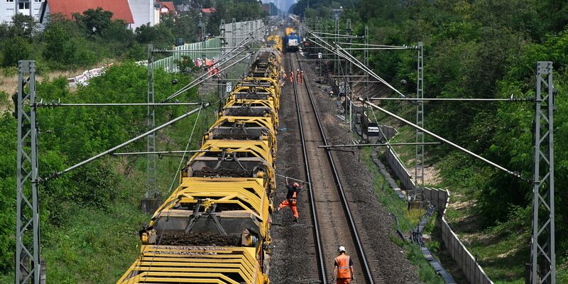 Für die Sanierung der Riedbahn war die Strecke für fünf Monate voll gesperrt. (Archivbild) - Foto: Arne Dedert/dpa