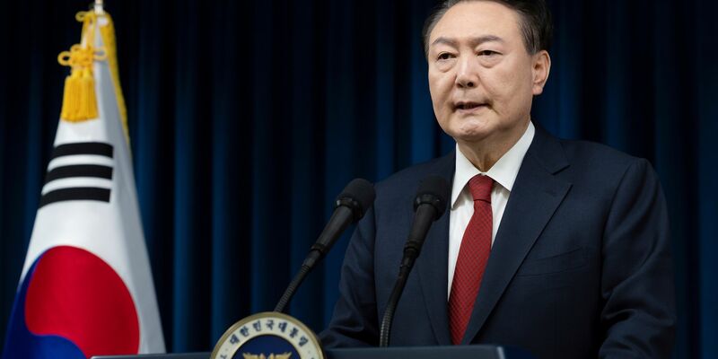 Der südkoreanische Präsident Yoon Suk Yeol spricht im Präsidialamt in Seoul, Südkorea. Am Montag hat das Justizministerium eine Ausreisesperre gegen Yoon verhängt. (Archivbild) - Foto: South Korean President Office/Yonhap via AP/dpa